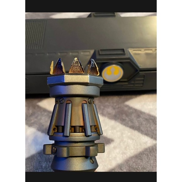 New Star Wars Galaxy Edge REY SKYWALKER LEGACY LIGHTSABER Yellow Disney Sold Out - Picture 11 of 12